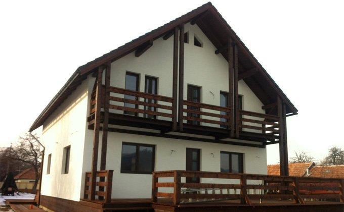 Casa de lemn cu mansarda